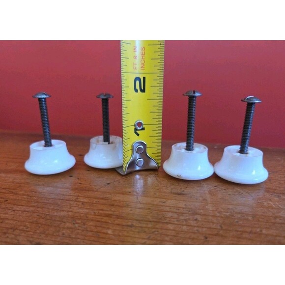 4 Vtg White Plastic Door Knobs Drawer Cabinet Pulls 1" Dia With 1 1/4" Screws - Picture 3 of 6